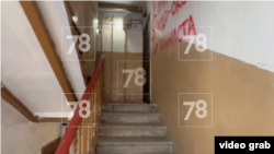 Фото подъезда после поджога и нанесения надписи