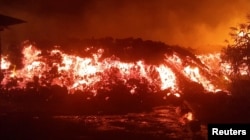 Текущая во время извержения Ньирагонго лава, 22 мая 2021 года, Демократическая Республика Конго. Фото: Reuters