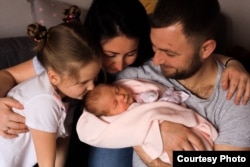 Альона со своей семьей в апреле 2021 года