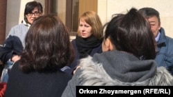 Светлана Глушкова у здания суда в Нур-Султане