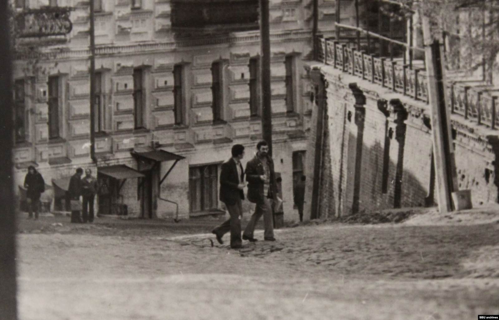  Рудольф Каценбоген со знакомыми. Киев, 1980-1981. Фото КГБ скрытой камерой. На части снимков запечатлен Андреевский спуск