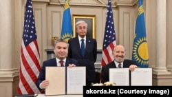 Министр промышленности и строительства Казахстана Ерсайын Нагаспаев и министр торговли США Говард Латник подписали в присутствии президента Казахстана Касым-Жомарта Токаева Меморандум о взаимопониманию по сотрудничеству в сфере критически важных минералов