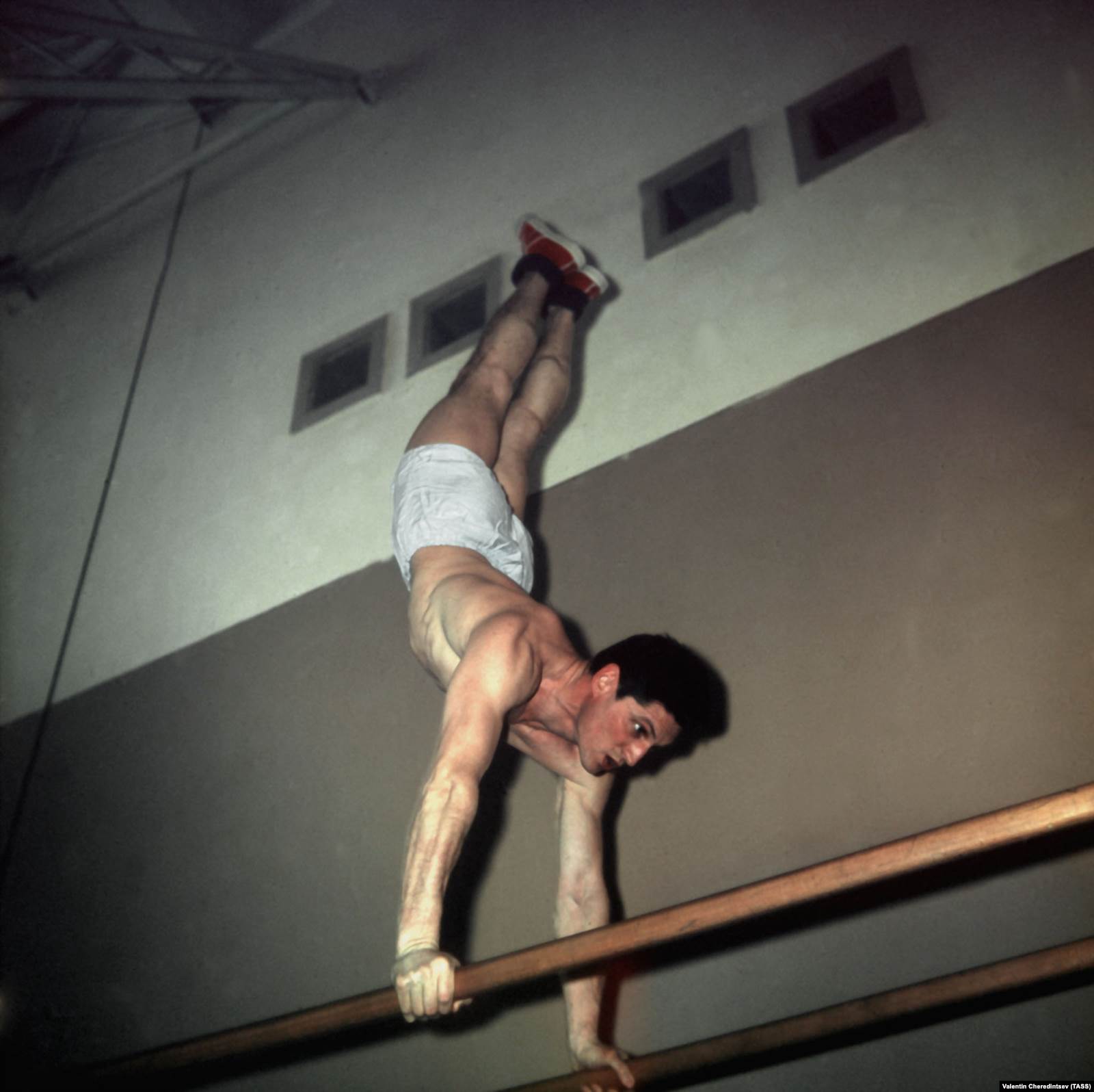 Борис Волынов выполняет упражнения на брусьях. Волынов совершил полет в космос в 1969 году на корабле "Союз-5", получил травму при приземлении. Фото: Валентин Черединцев, ТАСС