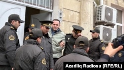 Фарид Мехрализаде перед заседанием суда 