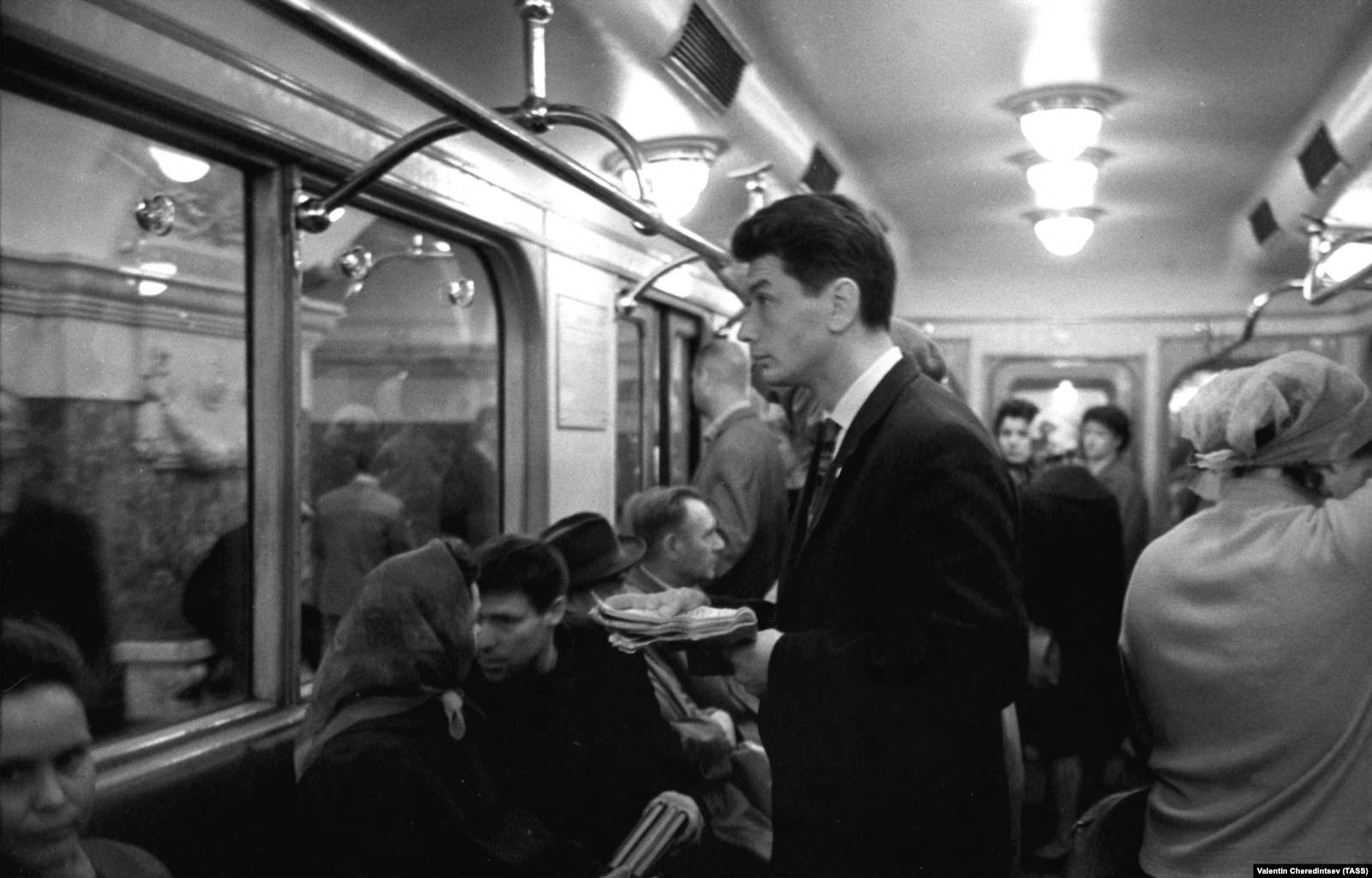 Борис Егоров в вагоне Московского метрополитена, 1964 год. Егоров – первый врач, полетевший в космос. Фото: Валерий Черединцев, ТАСС