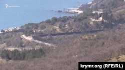 Объект в поселке Олива у Кастрополя, огороженный большим забором