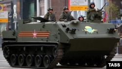 Десантируемый бронетранспортер БТР-МДМ "Ракушка" в Москве 5 мая 2015 года во время проезда военной техники по Тверской улице перед репетицией парада на Красной площади