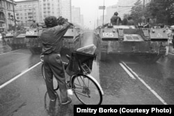 Танки на Калининском проспекте в Москве, 19 августа 1991 года