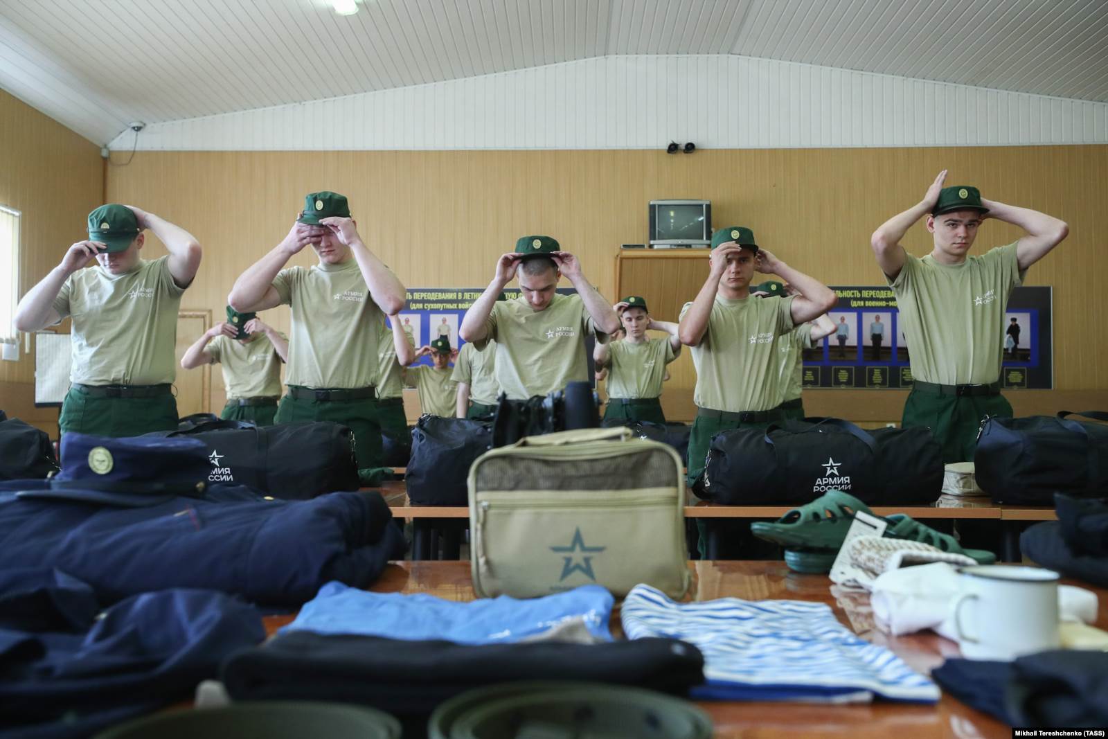 Призывники в военкомате во время инструктажа по внутренним распорядкам армии. 5 июля 2019 года. Фото: ТАСС