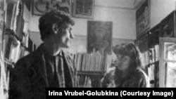 Михаил Гробман и Ирина Врубель-Голубкина в Москве (до отъезда в Израиль, у себя дома, 1966, Текстильщики)