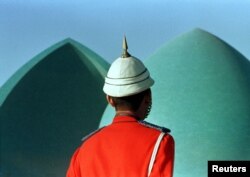 Офицер иракской гвардии возле монумента мученикам в Багдаде.1 декабря 1998 года