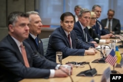 Госсекретарь США Марко Рубио со спецпосланником США Стивом Уиткоффом встречается с украинской делегацией во время обсуждения плана США по прекращению войны в Украине. Женева, Швейцария, 23 ноября 2025 года. Фото AFP