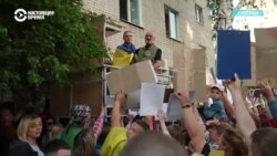 "Папа живой, скоро будет дома". Как встречали украинских военных освобожденных из российского плена 