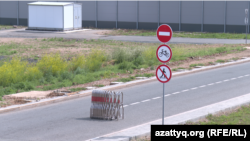 Знаки, ограничивающие движение по дороге, которую в народе называют "специальной трассой президента". Астана, июнь 2025 года
