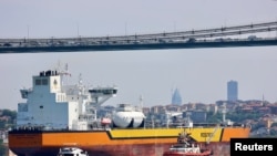 Танкер с сырой нефтью "Владимир Мономах" компании "Роснефть" проходит через Босфор