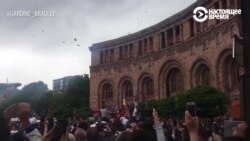 В Ереване отметили снежками назначение лидера протестов Пашиняна премьером