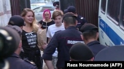 Участницы Pussy Riot Вероника Никульшина (слева) и Ольга Курачева (в центре) после 15 суток в московской тюрьме. 30 июля 2018 года