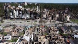 Разрушенные дома в городе Ирпень возле Киева 24 апреля 2022 года