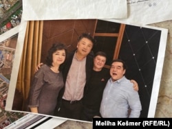 На фотографии запечатлена семья Калбинур Сиддик и мужчина, назначенный китайским правительством в качестве «опекуна» её семьи, что является обычной практикой в КНР