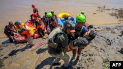 Cпасатели эвакуируют сельского жителя, провинция Ачех, Индонезия, 29 ноября 2025 года