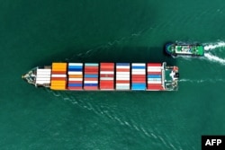 Контейнеровоз заходит в порт Циндао, в восточной провинции Шаньдун на востоке Китая, 9 октября 2025 года. Фото AFP