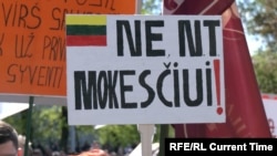 Протесты в Вильнюсе с плакатами "Нет налогу на недвижимость!"