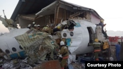 Спасатели на месте крушения самолета авиакомпании Bek Air, 27 декабря 2019 года