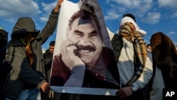 Курды с портретом Абдуллы Оджолана, заключенного лидера Рабочей партии Курдистана (РПК)