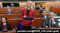 Анжела Мельникова выступает на Парламентской ассамблее Совета Европы в Страсбурге, 30 января 2025 года