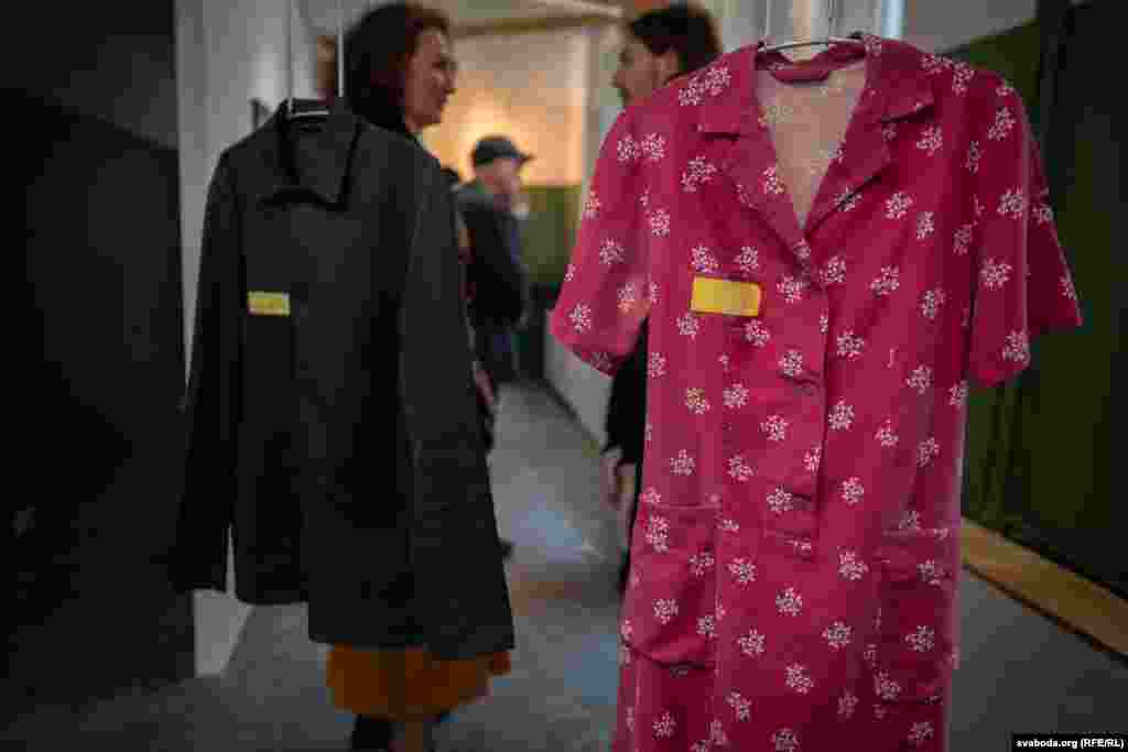 Тюремная одежда белорусских политзаключенных. На ней — желтые бирки, которыми в тюрьмах Беларуси обозначают осужденных по политическим делам