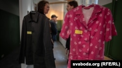 Письма и желтые бирки. В Музее свободной Беларуси открылась выставка с вещами политзаключенных