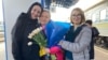 Наталья Шило (посредине) на вокзале Киева после возвращения из плена