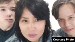 Эльмира Жанабаева с сыновьями Артуром (слева) и Тураном