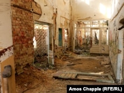 Разрушенное здание на авиабазе Миловице