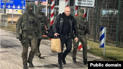 Константин Горлов в сопровождении эстонских силовиков