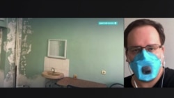 Пациент с COVID-19 проходит лечение в переоборудованном роддоме