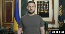 Владимир Зеленский на фоне своей коллекции шевронов, 25 июня 2023 года