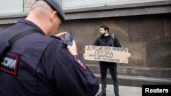 Одиночный пикет Дмитрия Кисиева возле здания Годумы против поправок, запрещающих поиск "экстремистского" контента в интернете