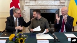 Премьер-министр Великобритании Кир Стармер, президент Украины Владимир Зеленский и британский министр обороны Джон Хили (архивное фото)