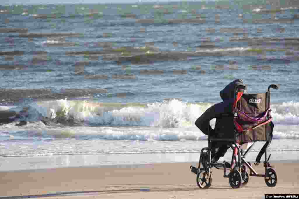 У девятиклассника Нургазы &ndash; врожденный ДЦП, живет он в отдаленном киргизском селе и раньше с трудом добирался до школы на коляске по разбитым дорогам На фото &ndash; Нургазы на берегу океана в Нью-Йорке
